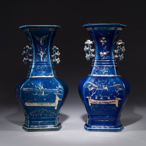 Een paar Chinese poederblauwe vazen met verguld decor, Qianlong — foto 2