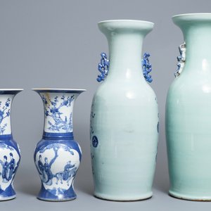 Een paar Chinese poederblauwe yenyen vazen en twee celadon vazen, 19e eeuw — foto 3