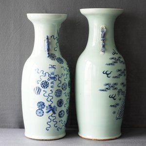 Een paar Chinese poederblauwe yenyen vazen en twee celadon vazen, 19e eeuw — foto 8