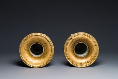 Een paar Chinese poederblauwe 'yenyen' vazen met verguld decor en vergulde bronzen monturen, Kangxi — foto 5