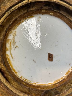Een paar Chinese poederblauwe 'yenyen' vazen met verguld decor en vergulde bronzen monturen, Kangxi — foto 8