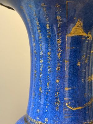 Een paar Chinese poederblauwe 'yenyen' vazen met verguld decor en vergulde bronzen monturen, Kangxi — foto 9