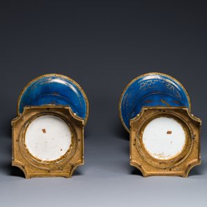 Een paar Chinese poederblauwe 'yenyen' vazen met verguld decor en vergulde bronzen monturen, Kangxi — foto 6