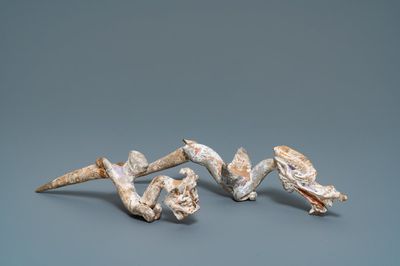 Een paar Chinese polychrome aardewerken figuren van draken, Han