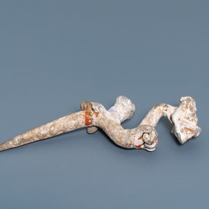 Een paar Chinese polychrome aardewerken figuren van draken, Han — foto 12