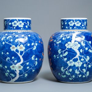 Een paar Chinese polychrome dekselpotten met 'prunus op gebroken ijs' decor, 19e eeuw — foto 1