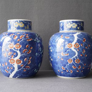 Een paar Chinese polychrome dekselpotten met 'prunus op gebroken ijs' decor, 19e eeuw — foto 11