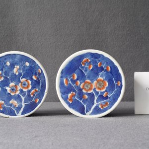 Een paar Chinese polychrome dekselpotten met 'prunus op gebroken ijs' decor, 19e eeuw — foto 14