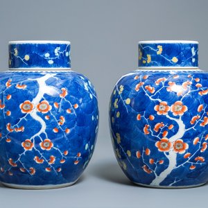 Een paar Chinese polychrome dekselpotten met 'prunus op gebroken ijs' decor, 19e eeuw — foto 4