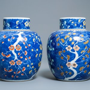 Een paar Chinese polychrome dekselpotten met 'prunus op gebroken ijs' decor, 19e eeuw — foto 2