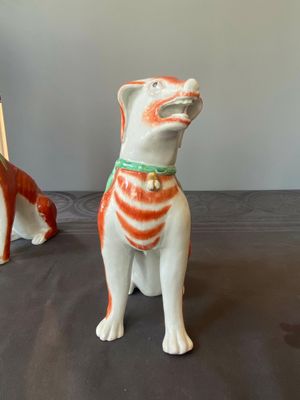 Een paar Chinese polychrome exportporseleinen modellen van honden, Qianlong — foto 11
