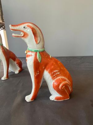 Een paar Chinese polychrome exportporseleinen modellen van honden, Qianlong — foto 12