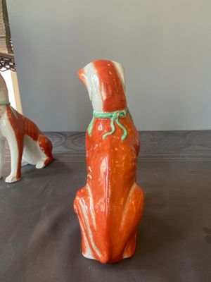 Een paar Chinese polychrome exportporseleinen modellen van honden, Qianlong — foto 13
