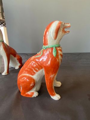 Een paar Chinese polychrome exportporseleinen modellen van honden, Qianlong — foto 14