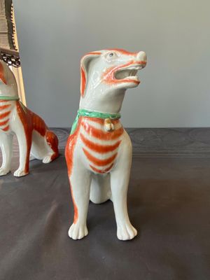 Een paar Chinese polychrome exportporseleinen modellen van honden, Qianlong — foto 15