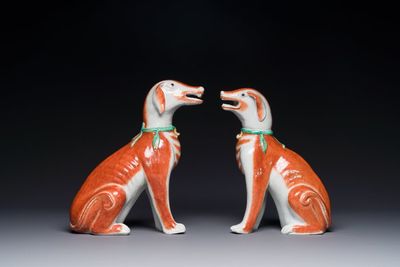 Een paar Chinese polychrome exportporseleinen modellen van honden, Qianlong — foto 2