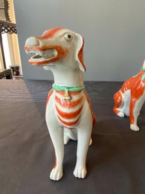 Een paar Chinese polychrome exportporseleinen modellen van honden, Qianlong — foto 8