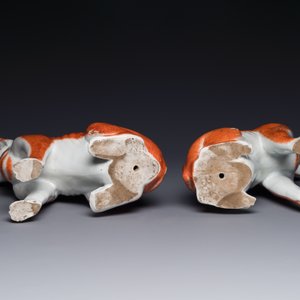 Een paar Chinese polychrome exportporseleinen modellen van honden, Qianlong — foto 4