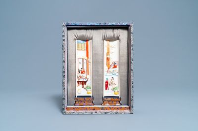 Een paar Chinese polychrome gesculpteerde polssteunen in presentatiedoos, Republiek