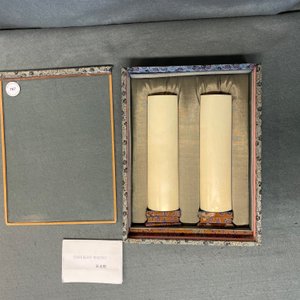 Een paar Chinese polychrome gesculpteerde polssteunen in presentatiedoos, Republiek — foto 16