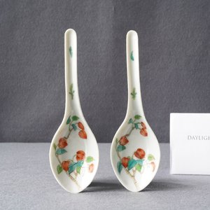 Een paar Chinese polychrome lepels met perziken, Jiaqing merk en periode — foto 7