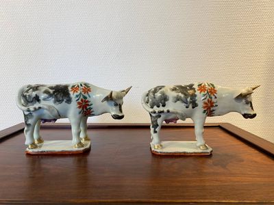 Een paar Chinese porseleinen koeien naar Delfts voorbeeld voor de Nederlandse markt, Qianlong — foto 1
