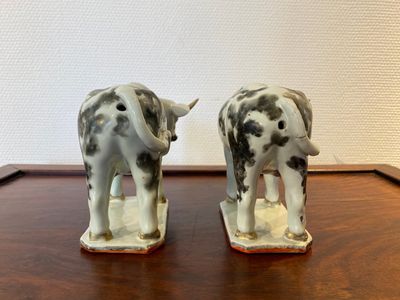 Een paar Chinese porseleinen koeien naar Delfts voorbeeld voor de Nederlandse markt, Qianlong — foto 4