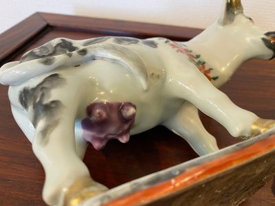 Een paar Chinese porseleinen koeien naar Delfts voorbeeld voor de Nederlandse markt, Qianlong — foto 7