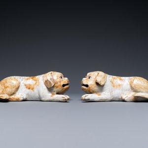 Een paar Chinese porseleinen modellen van mopshonden, Qianlong/Jiaqing — foto 2