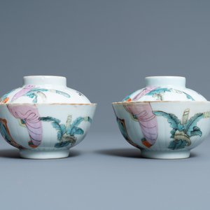 Een paar Chinese qianjiang cai dekselkommen op voet, 19/20e eeuw — foto 5