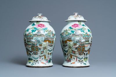 Een paar Chinese qianjiang cai dekselvazen met antiquiteiten, 19/20e eeuw