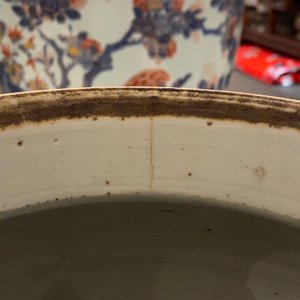 Een paar Chinese qianjiang cai dekselvazen met antiquiteiten, 19/20e eeuw — foto 12