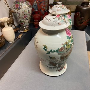 Een paar Chinese qianjiang cai dekselvazen met antiquiteiten, 19/20e eeuw — foto 15
