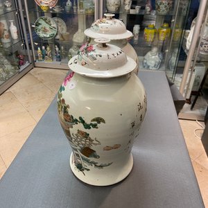 Een paar Chinese qianjiang cai dekselvazen met antiquiteiten, 19/20e eeuw — foto 17