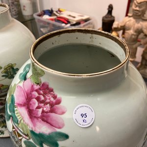 Een paar Chinese qianjiang cai dekselvazen met antiquiteiten, 19/20e eeuw — foto 21