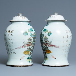Een paar Chinese qianjiang cai dekselvazen met antiquiteiten, 19/20e eeuw — foto 4