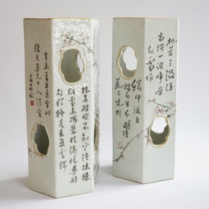 Een paar Chinese qianjiang cai hoedensteunen met kalligrafie, 19/20e eeuw — foto 11