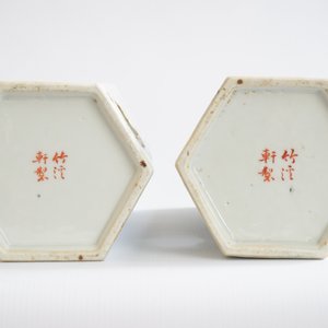 Een paar Chinese qianjiang cai hoedensteunen met kalligrafie, 19/20e eeuw — foto 14