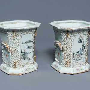 Een paar Chinese qianjiang cai jardinières met reliëfdecor, 19/20e eeuw — foto 1