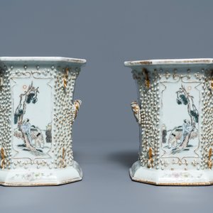 Een paar Chinese qianjiang cai jardinières met reliëfdecor, 19/20e eeuw — foto 2