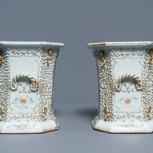 Een paar Chinese qianjiang cai jardinières met reliëfdecor, 19/20e eeuw — foto 3