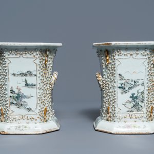 Een paar Chinese qianjiang cai jardinières met reliëfdecor, 19/20e eeuw — foto 4