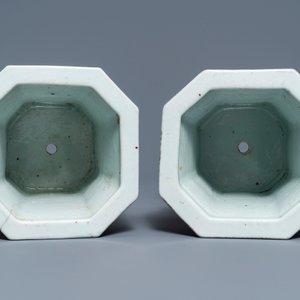 Een paar Chinese qianjiang cai jardinières met reliëfdecor, 19/20e eeuw — foto 6