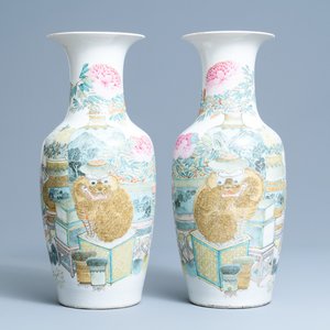 Een paar Chinese qianjiang cai vazen met antiquiteiten en boeddhistische leeuwen, 19/20e eeuw — foto 1