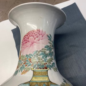 Een paar Chinese qianjiang cai vazen met antiquiteiten en boeddhistische leeuwen, 19/20e eeuw — foto 13