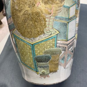 Een paar Chinese qianjiang cai vazen met antiquiteiten en boeddhistische leeuwen, 19/20e eeuw — foto 16