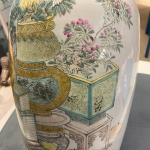 Een paar Chinese qianjiang cai vazen met antiquiteiten en boeddhistische leeuwen, 19/20e eeuw — foto 20