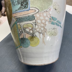 Een paar Chinese qianjiang cai vazen met antiquiteiten en boeddhistische leeuwen, 19/20e eeuw — foto 36