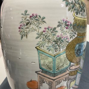 Een paar Chinese qianjiang cai vazen met antiquiteiten en boeddhistische leeuwen, 19/20e eeuw — foto 42