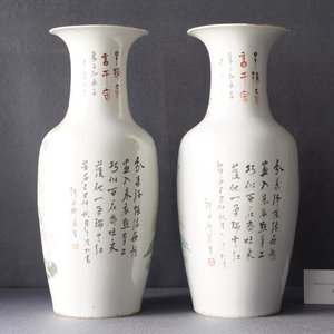 Een paar Chinese qianjiang cai vazen met antiquiteiten en boeddhistische leeuwen, 19/20e eeuw — foto 8